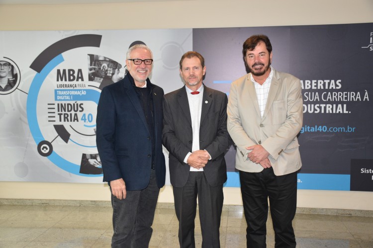 Edson Campagnolo, presidente licenciado da FIEP, Marcos Rigoni, presidente do CRCPR e Hugo Catossi, diretor operacional do CRCPR.