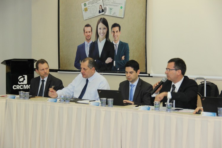 Representando o CRCPR, o presidente Marcos Rigoni, o diretor superintendente Gerson Borges de Macedo e o coordenador jurídico Wanderlucio Santos Leite. 