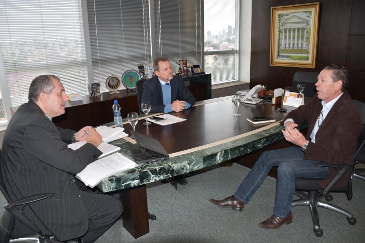 O coordenador da Comissão dos Profissionais de Auditoria Contábil, conselheiro Everson Breda Carlin, (D), alinha com o presidente do CRCPR, Marcos Rigoni (C) e o diretor superintendente, Gerson Borges de Macedo (E), os últimos detalhes da programação do Fórum do Auditor, que acontece no dia 27/9.