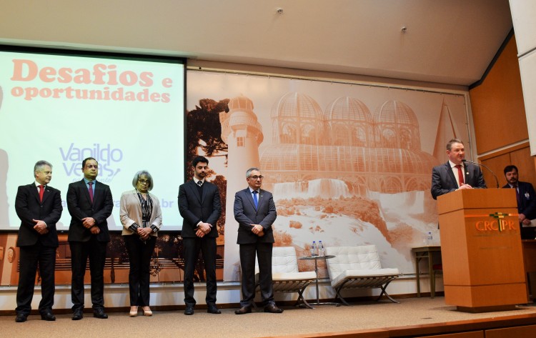 Laudelino Jochem, vice-presidente do CRCPR realiza abertura ao lado de Hugo Catossi, diretor operacional do CRCPR; Alceu Dal Bosco, presidente do SESCAP-PR; e de integrantes da Comissão do Empresário Contábil do CRCPR, Mauro Kalinke, Rita Gomes e Jaime Cardoso. 