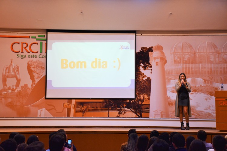 Bruna Rauen realizou a primeira palestra do dia