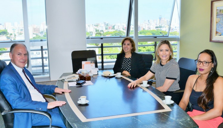 Reunião no CRCPR: Narciso Doro Júnior, VP de Relações Sociais do CRCPR, Samira Celia Neme Tomita, gerente de Relações Institucionais da Provopar, Carlise Kwiatkowski, presidente da Provopar e Zilda Ferreira, coordenadora de Captaçãoe Parcerias