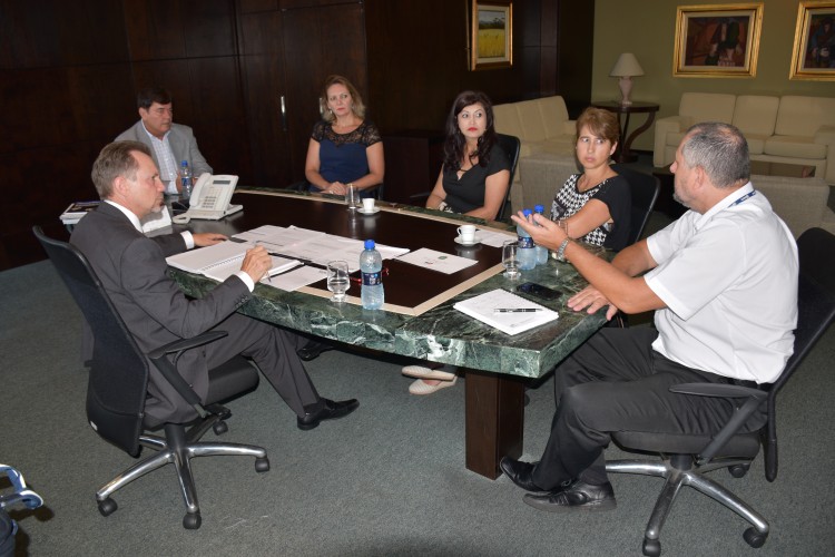 A partir da esquerda, em sentido horário: Marcos Rigoni (presidente - CRCPR), Hugo Catossi (diretor operacional - CRCPR), Juliana Bertol Guedes (diretora de cursos - IPMCONT),  Marcia Cristina de Almeida (presidente - IPMCONT), Carla Pacheco (associada - IPMCONT) e Gerson Borges de Macedo (diretor superintendente - CRCPR).