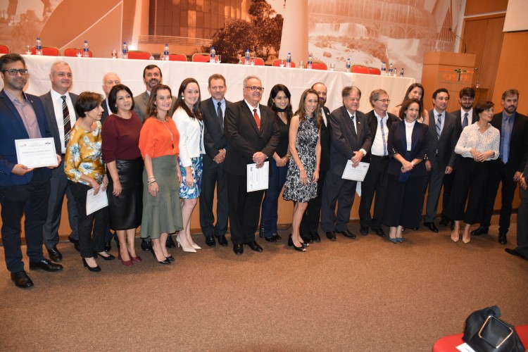 Vogais diplomados durante a cermônia