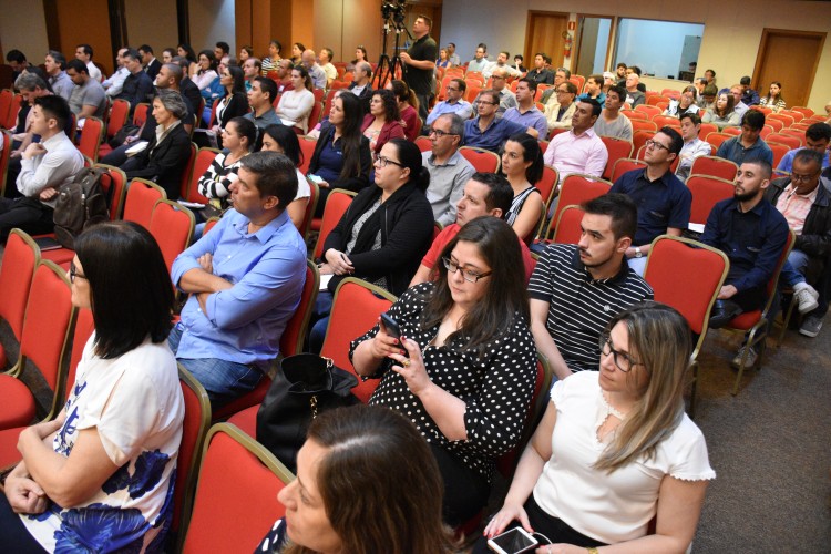 Palestra "Holding Familiar" reuniu 143 pessoas na manhã de quarta-feira (25)