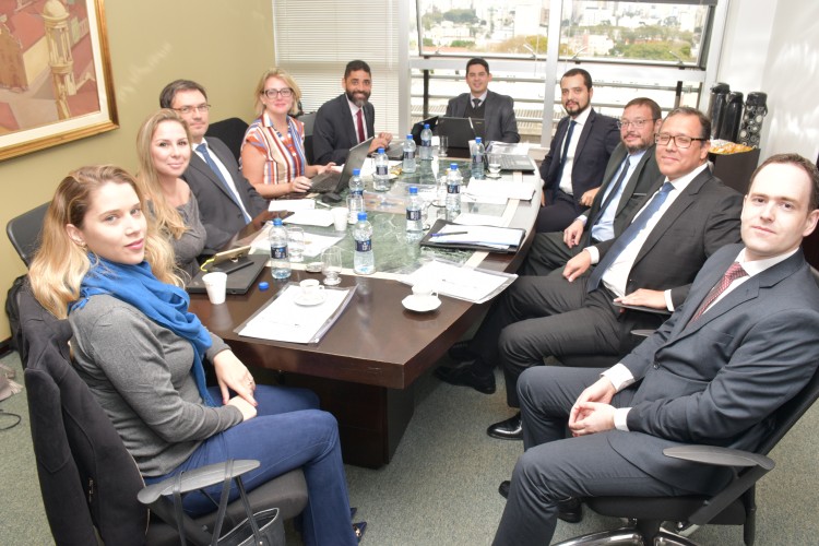 O encontro dos assessores jurídicos aconteceu na sala de reuniões da presidência, sob a condução de Wanderlúcio dos Santos Leite (PR), e contou com a participação de Luciana Varela (DF); Melissa da Silva Tomaz (SC); Ângelo Roberto Bozzetto (RS); Denise Reis Santos Hathaway (RJ); Fernando Eugenio dos Santos (SP);  Leonardo Simon (ES);  Willian Fernando de Freitas (MG); Frederico Coelho (CFC); e Martin Neufeld (PR).