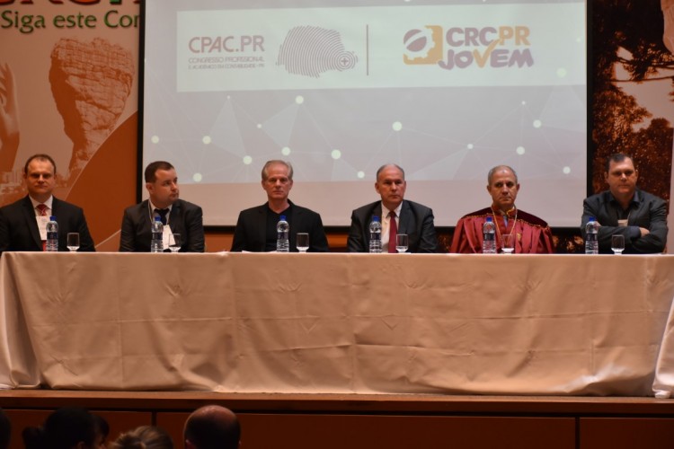 Mesa de abertura composta por Rafael Micheviz e Everson Luiz Lopes (Comissão Jovem CRCPR), Juarez Dallagrana de Oliveira (Sicontiba); Narciso Dóro Junior (CRCPR); Elias Garcia (Academia de Ciências Contábeis do Paraná); e professor Romualdo Douglas Colauto, da UFPR