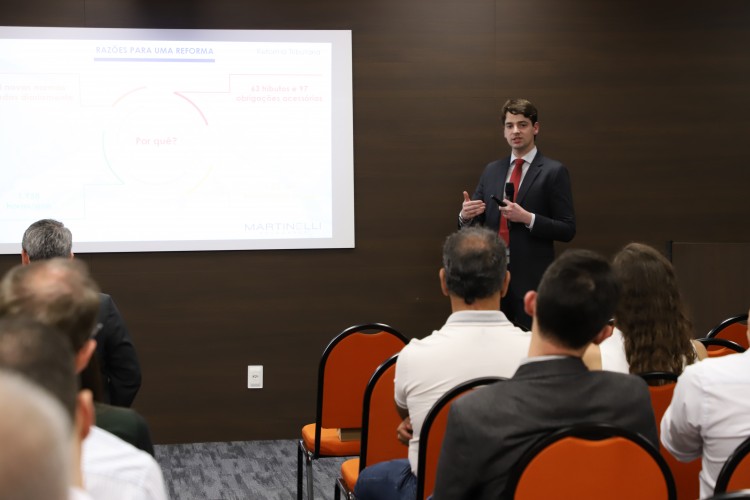 Ricardo de Holanda Janesch ministrou a palestra “Propostas de Reforma Tributária e seus Impactos para o Cooperativismo Paranaense”