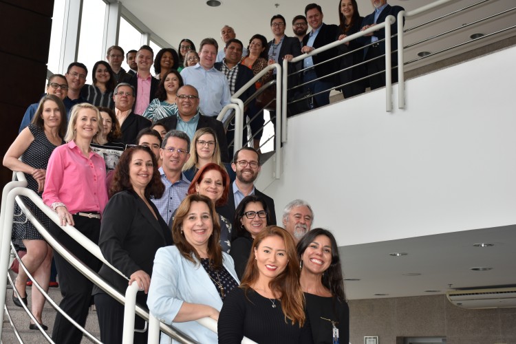 A palestrante Letícia Sugai com os professores e coordenadores participantes